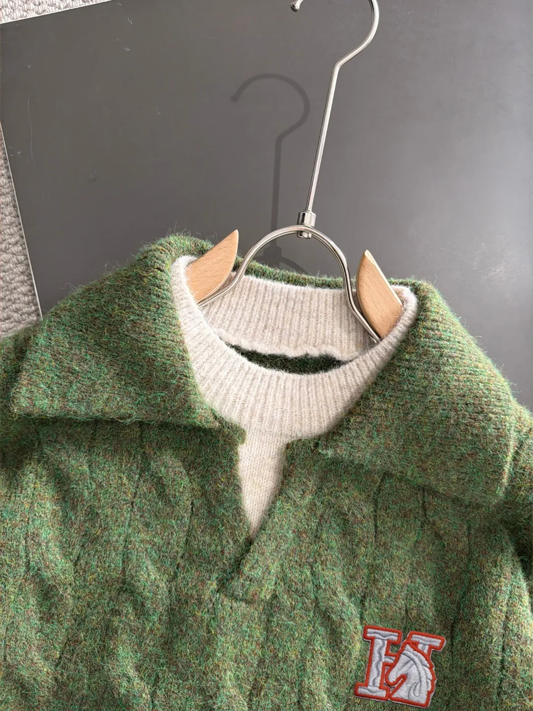Next day shipment P195 Hermès High Quality 2026 Autumn and Winter latest sweaters from the official website, on sale at the counter at the same time Hot Sale! Specially made of wool blended fabric. It feels comfortable and can be directly in contact with the skin. The logo badge is exquisitely embroidered, which is extremely eye-catching! The details highlight the fashionable charm of big brands. Exquisite workmanship. Three-dimensional cutting style. The wearing effect is invincible and handsome! All three standards are complete! Sizes:M-3XL
